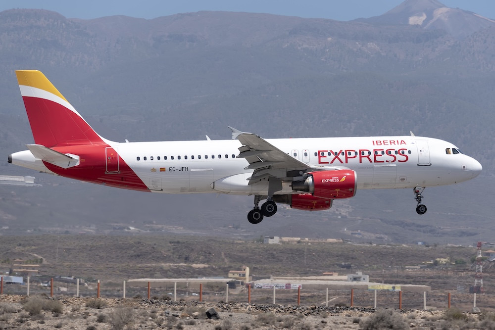 Diverting Iberia Express A320 crew had not expected different runway before low-fuel landing