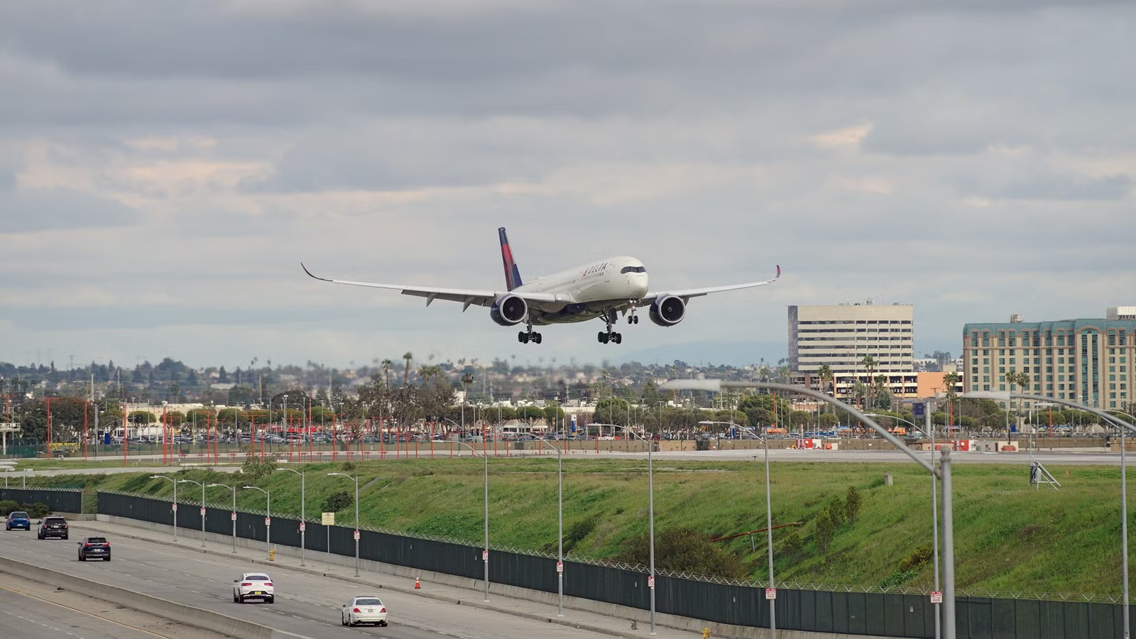 “Unable To Fill Up Their Airplanes”: United Airlines Executive Slams Delta On New LAX Route