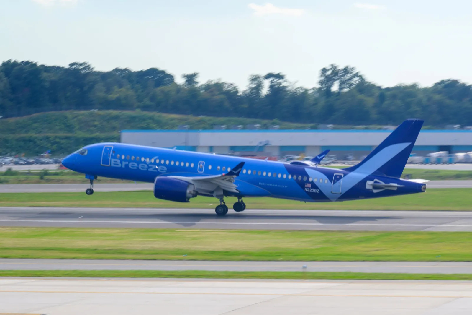 Breeze Starts Service at New Airport