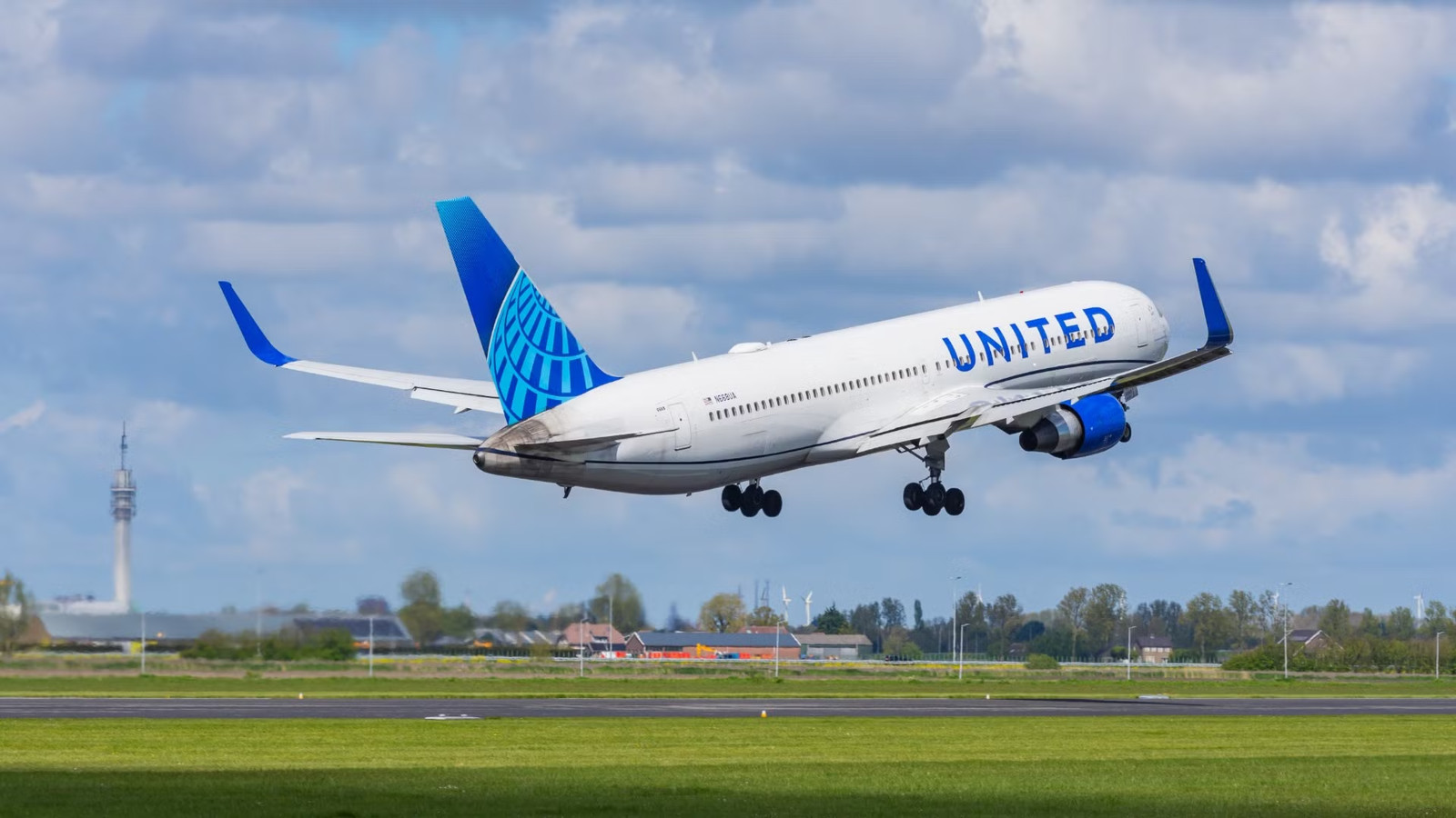 United Airlines' Oldest Active Jet Is 35 Years Old: Here's Where It's Still Flying
