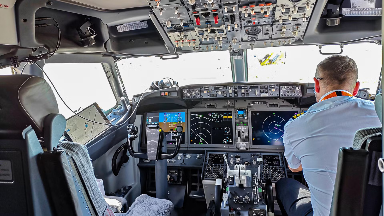 Boeing 737 MAX Cockpit: What Pilots See & Do On Every Flight