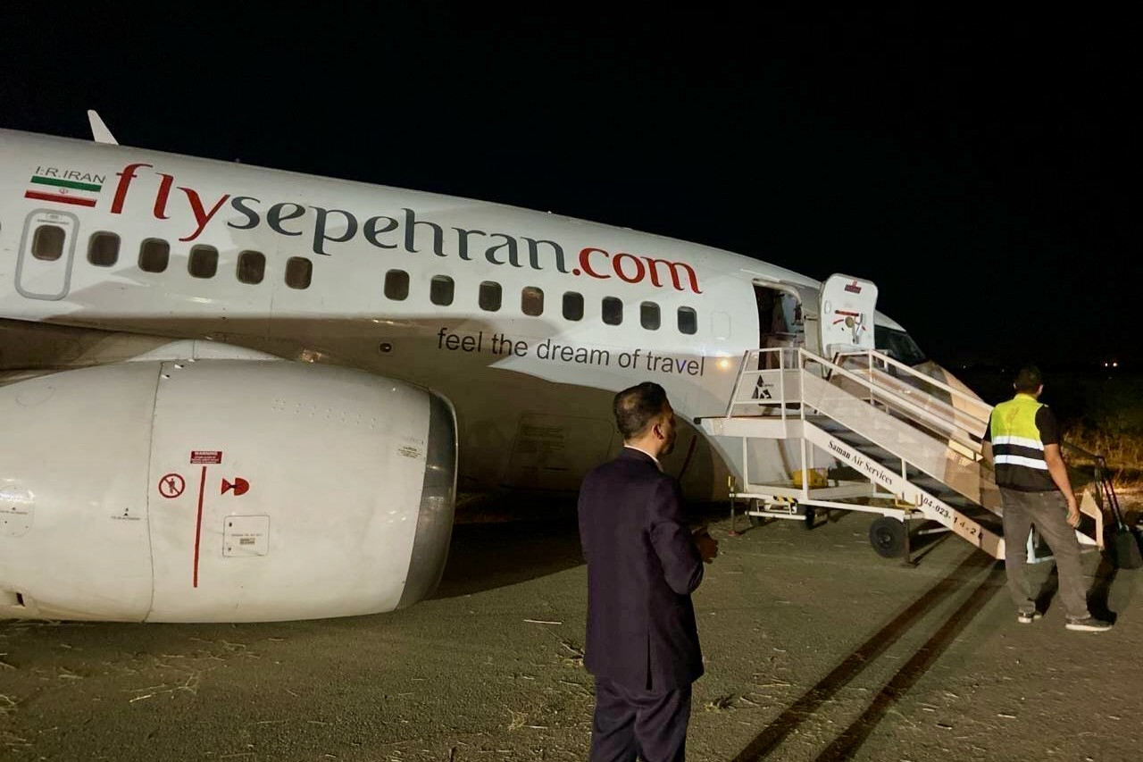 Nose gear collapses as Sepehran Airlines 737 runs off runway in Iran