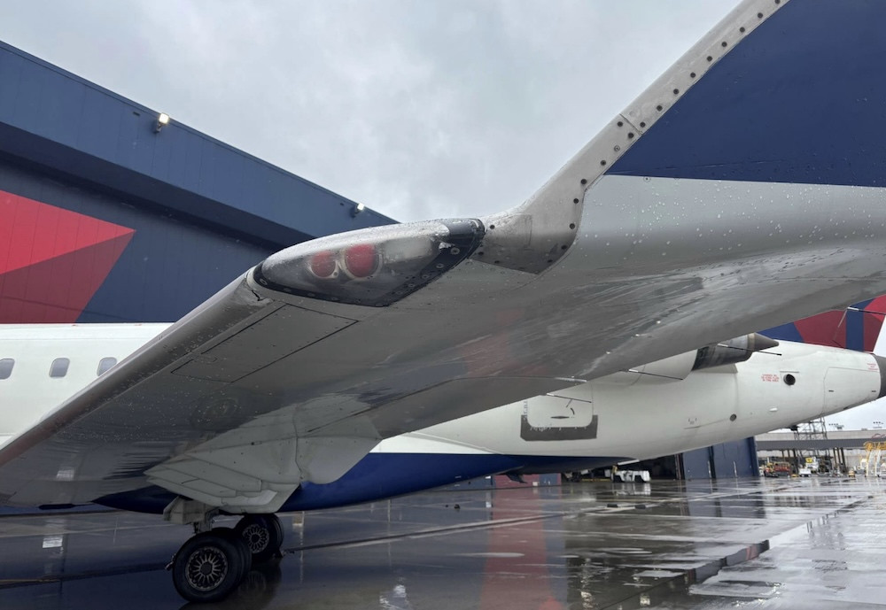 Inadquate crosswind compensation led to CRJ700’s dual wing-tip strike