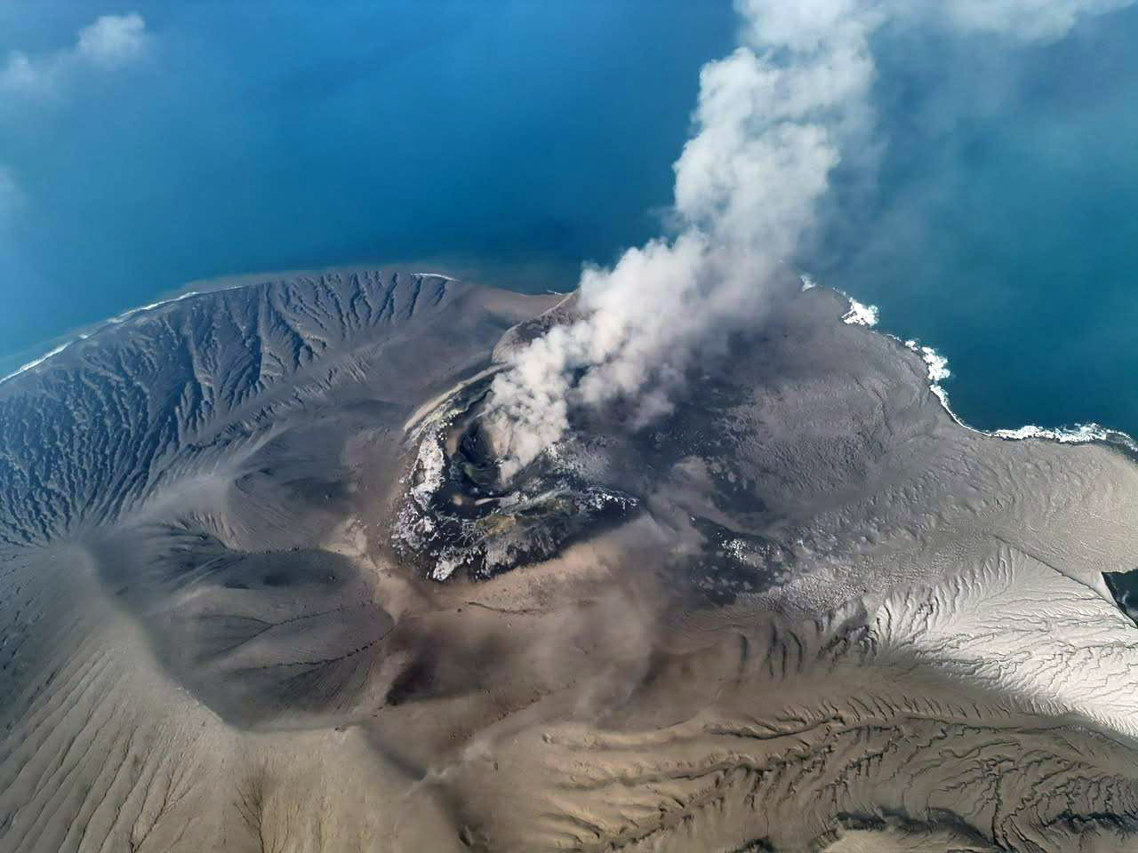 Jakarta airport closure extends following Anak Krakatau eruption