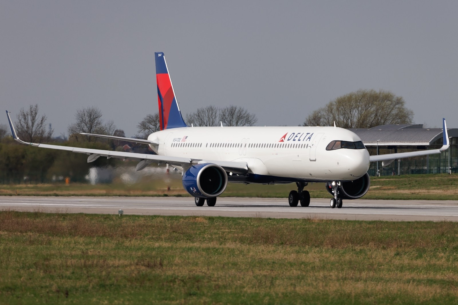 Delta Flight Diverts After Fumes Reported in Cabin