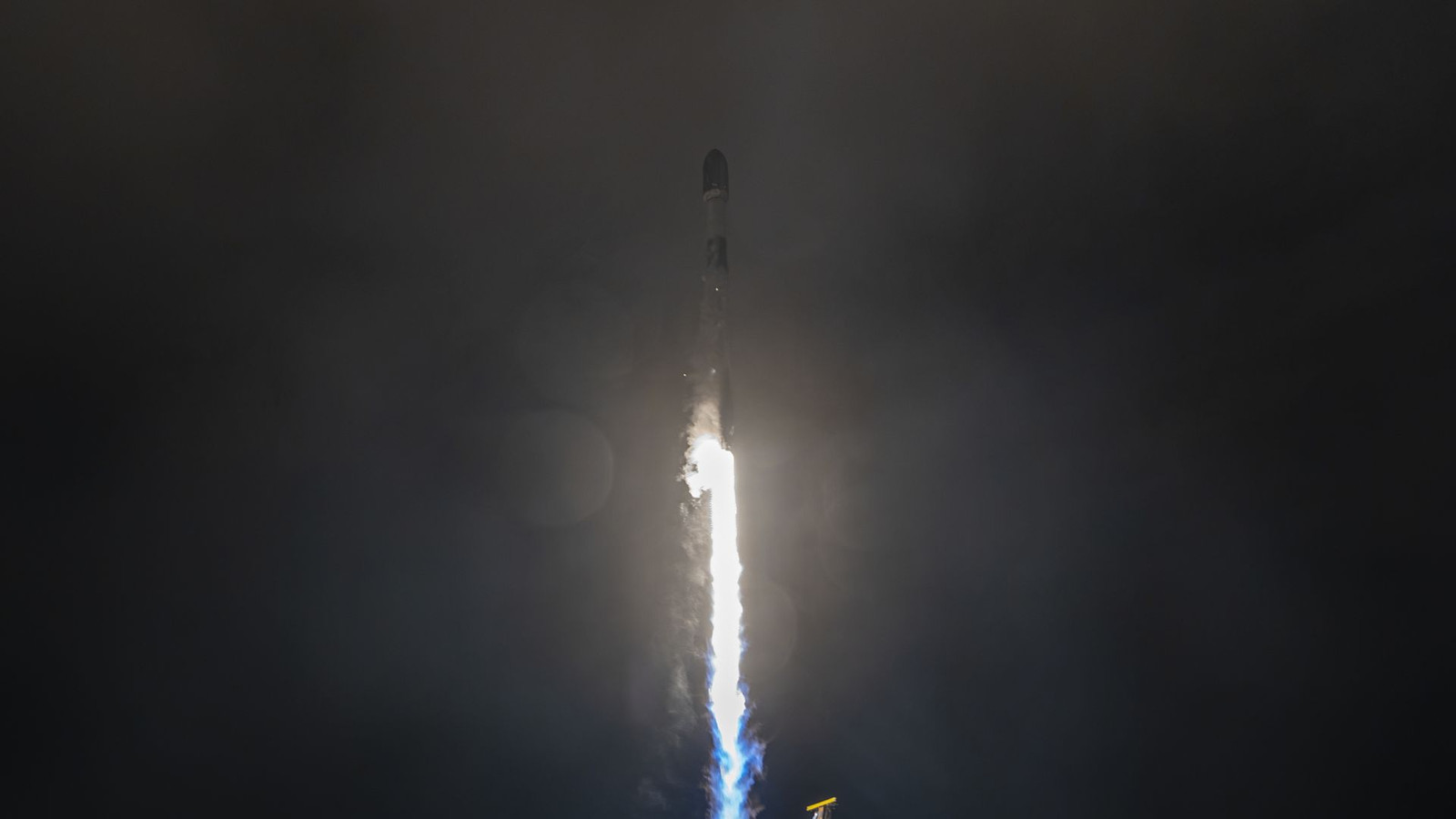 SpaceX Falcon 9 launches early morning Starlink mission from California (video)