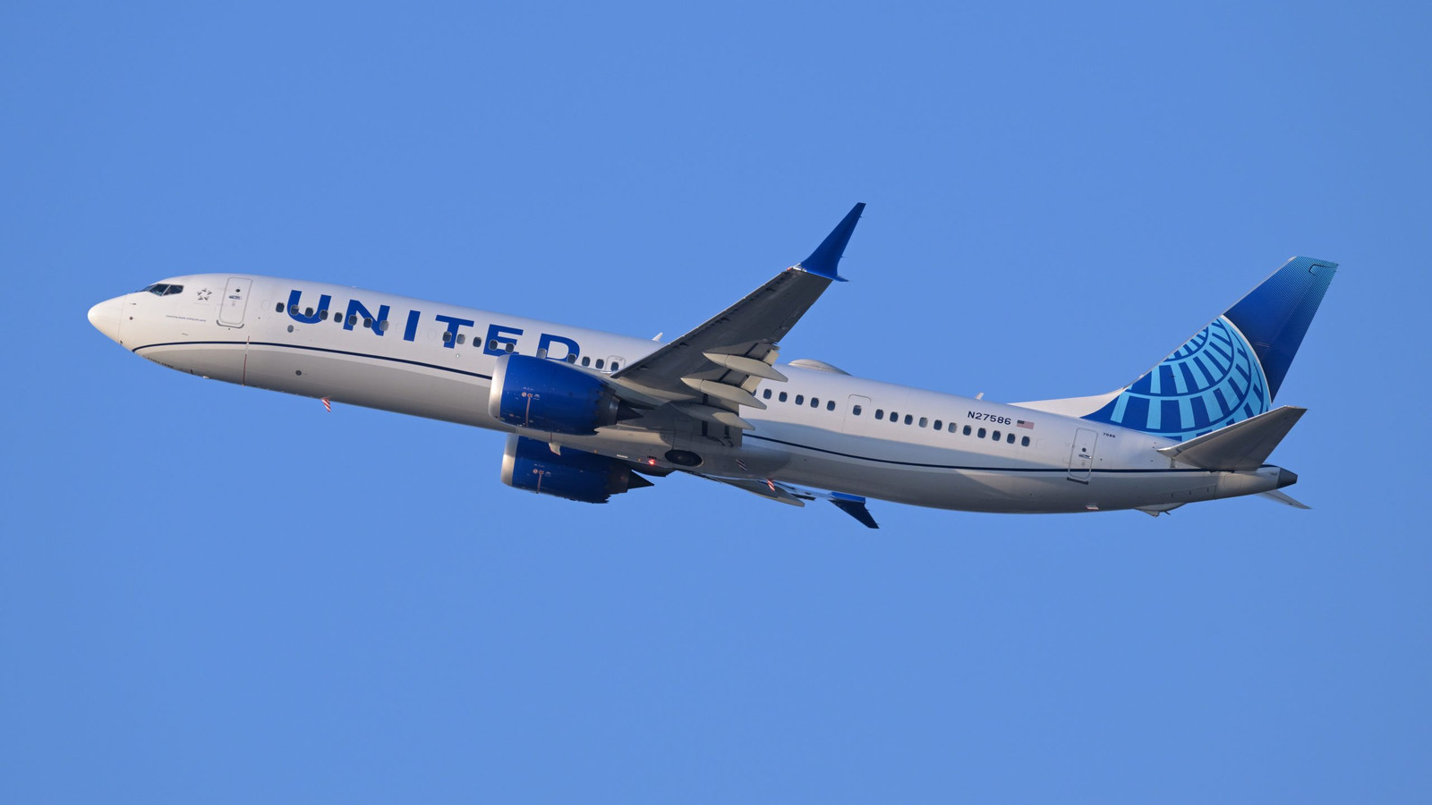 Fuel costs weigh on United earnings as airline cuts profit guidance