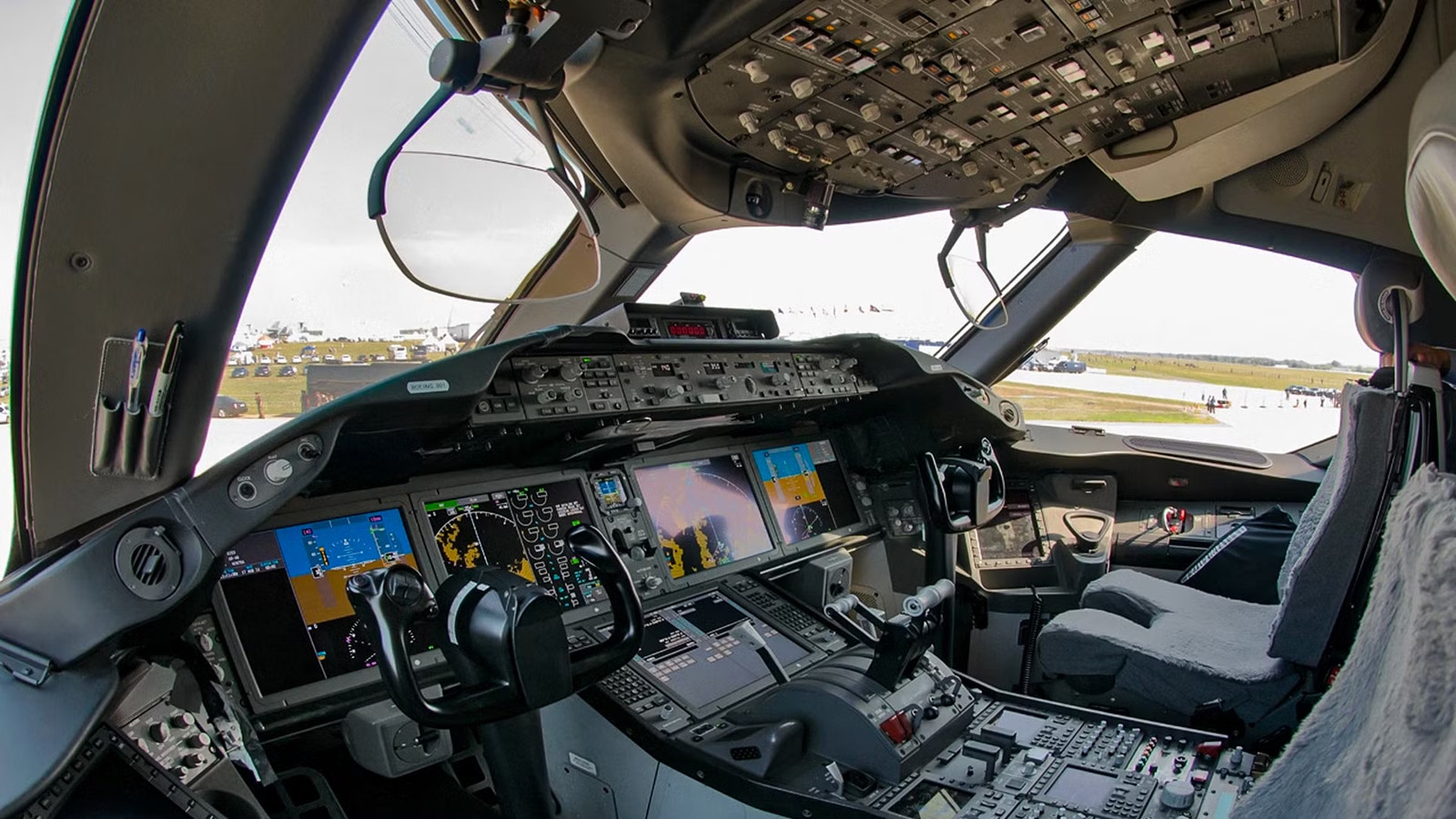 Here's What Pilots Notice First When Switching Between The Airbus A350 & Boeing 787 Cockpits
