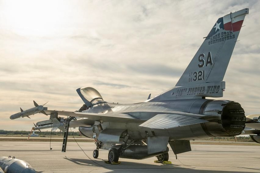 Pilot ejects safely as Texas Air National Guard F-16 crashes in Michigan
