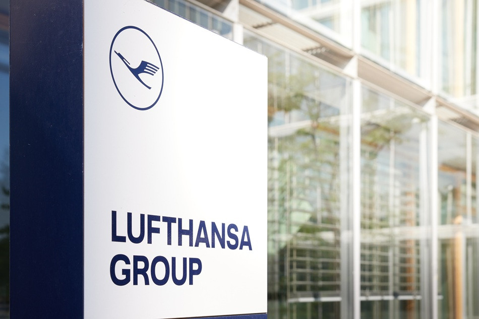 Lufthansa Group widens outlook range as profits slump in second quarter
