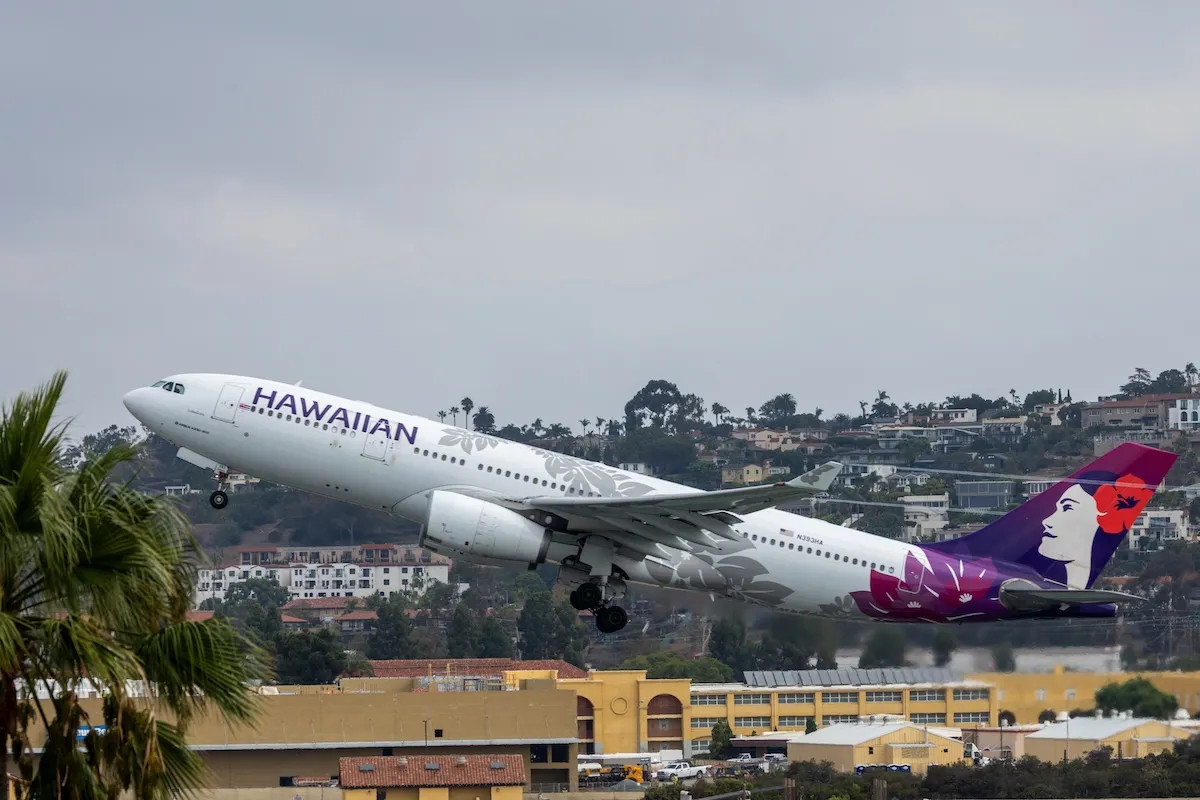 Flight Attendants Fall Sick on Hawaiian Flight