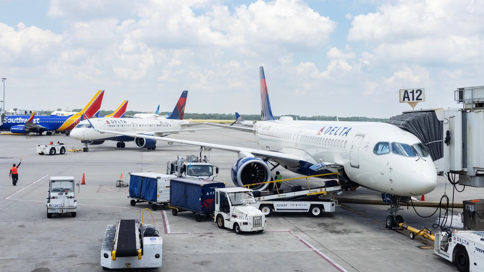 Plagued By Real Estate: Delta Air Lines Looks At Opening Houston Sky Club