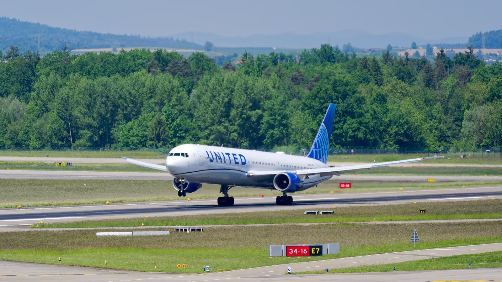 Repaired: United Airlines’ Light Pole-Struck Boeing 767-400ER Slated To Return To Service