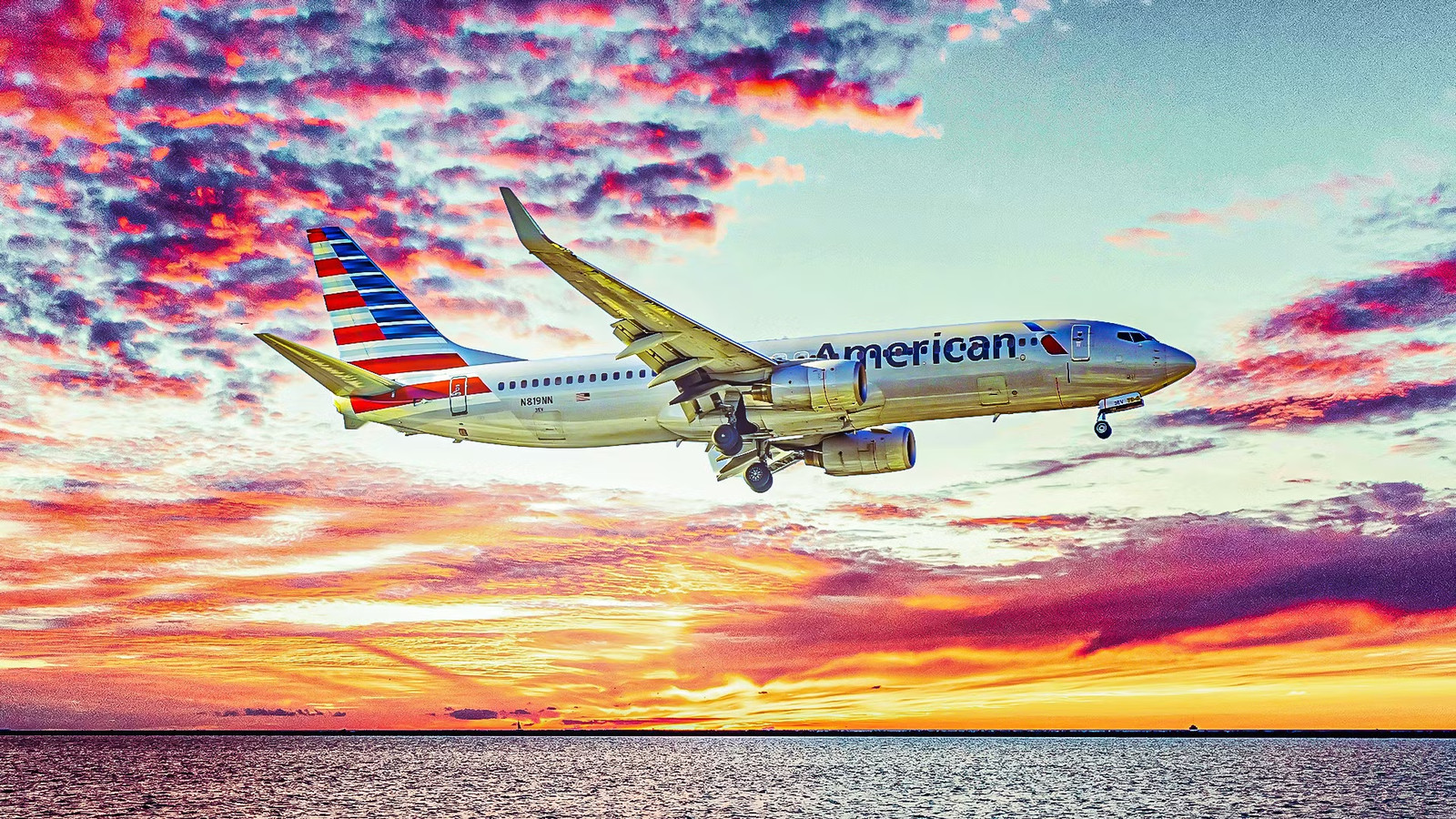 American Airlines Boeing 737 Returns To Boston After Emergency Declared & Suspected Fuel Leak
