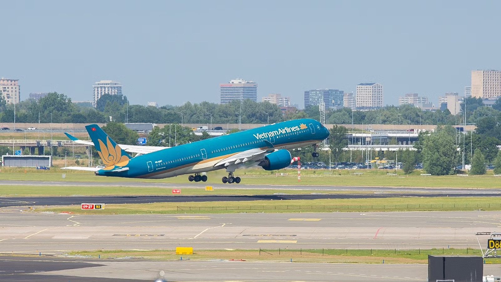 Airbus Inks Major Deals With 2 Vietnamese Airlines For Up To 50 A320s, 5 A350s