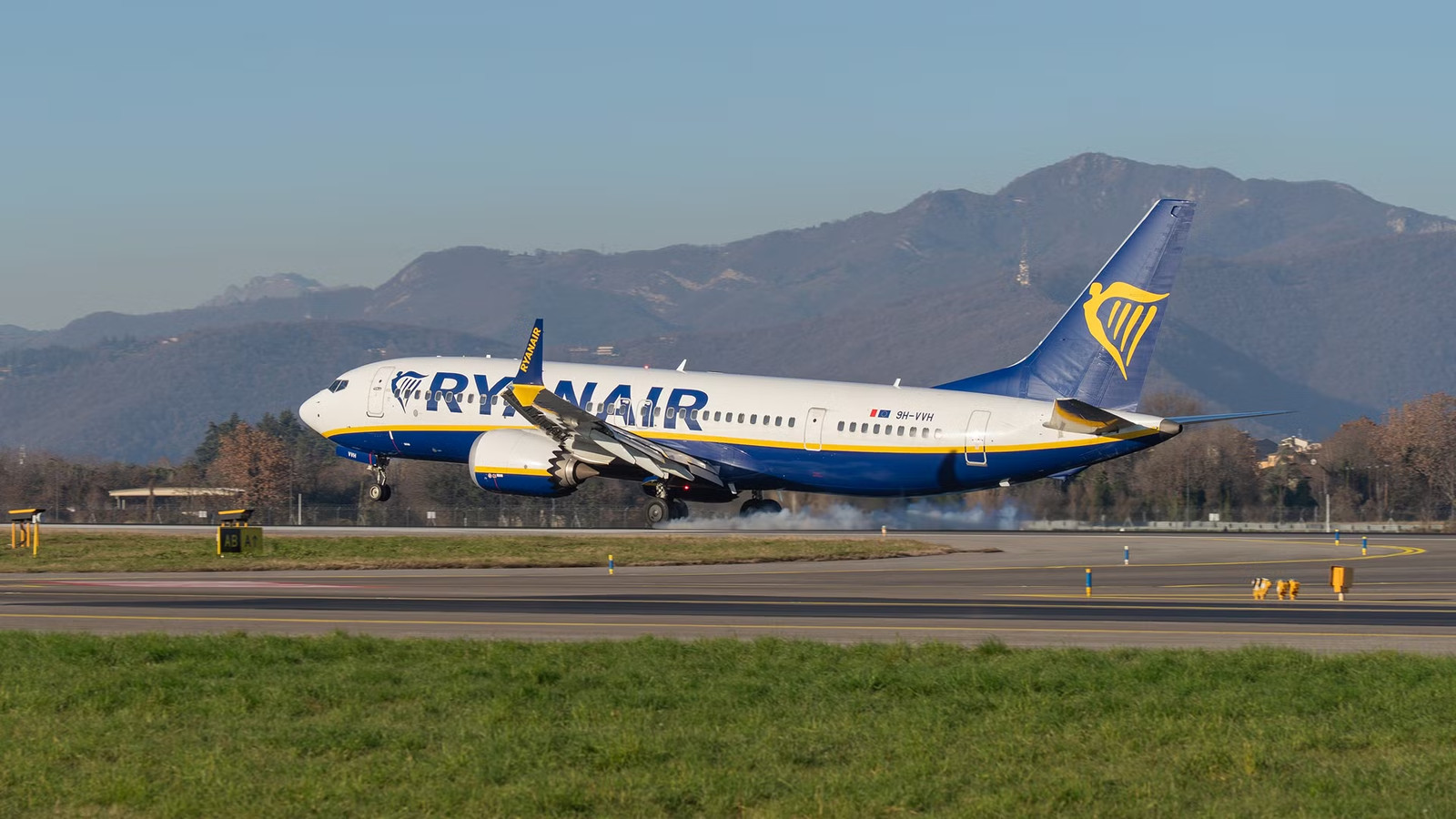 Watch: Ryanair Boeing 737 MAX Scrapes Wingtip, Aborts Dublin Landing In Crosswinds