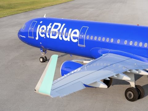 JetBlue wins Spirit’s slots at New York LaGuardia