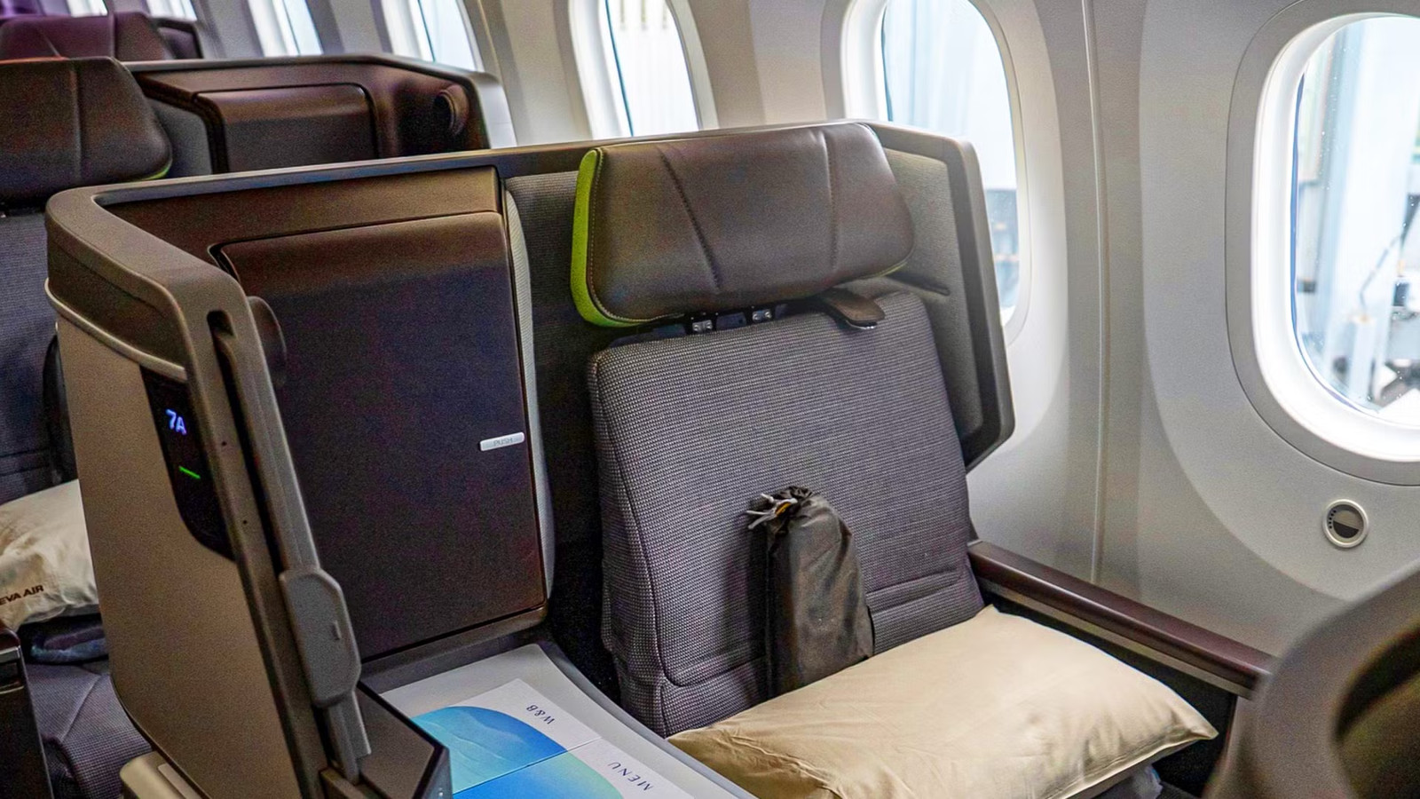 5 Things Business Class Passengers Do Onboard That Economy Passengers Don't Even Know About