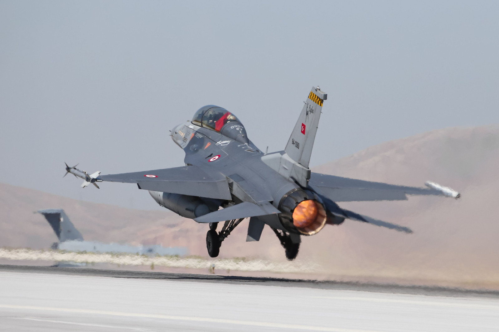 Turkish Air Force F-16 crashes near Yalova during training, pilot ejects
