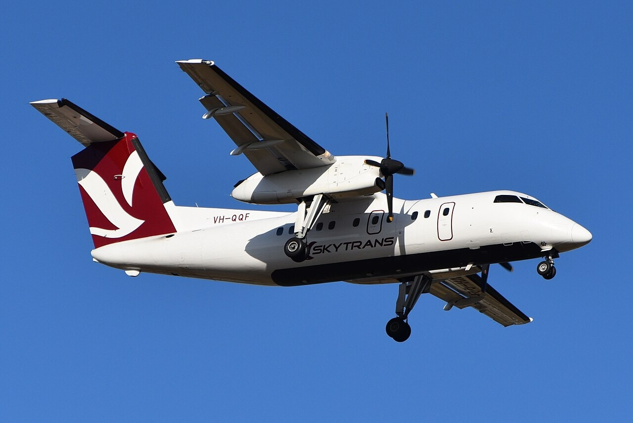 Skytrans Dash-8 took evasive action to avoid light aircraft on approach to Townsville