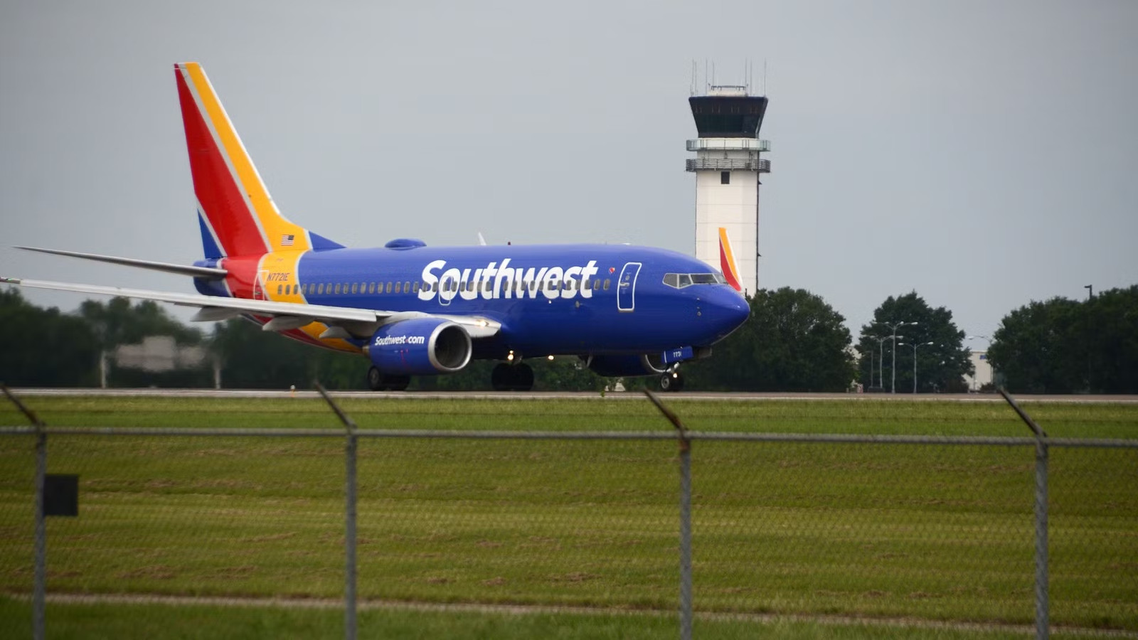 Southwest Airlines Flight Attendant Hired With Arrest Warrant For Fraud, Turns Himself In