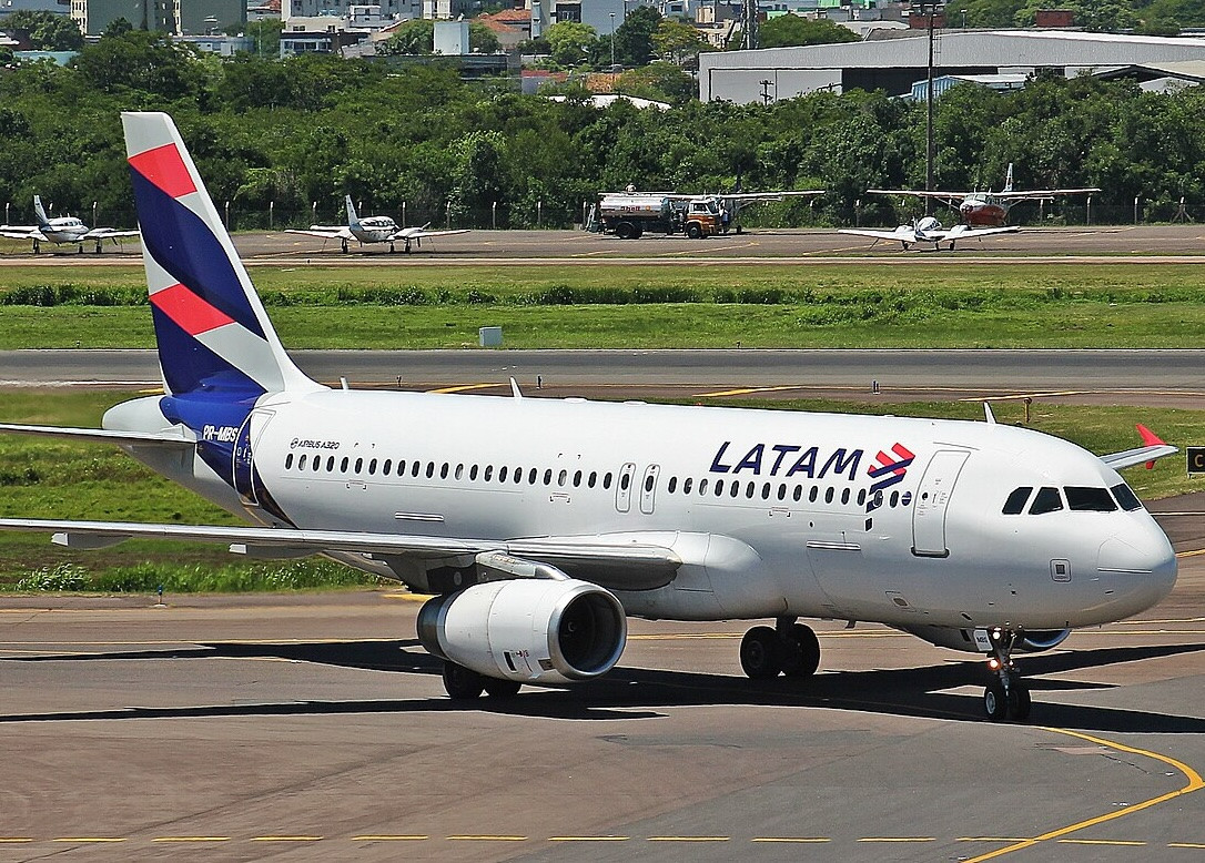 LATAM A320 suffers runway excursion at Cascavel