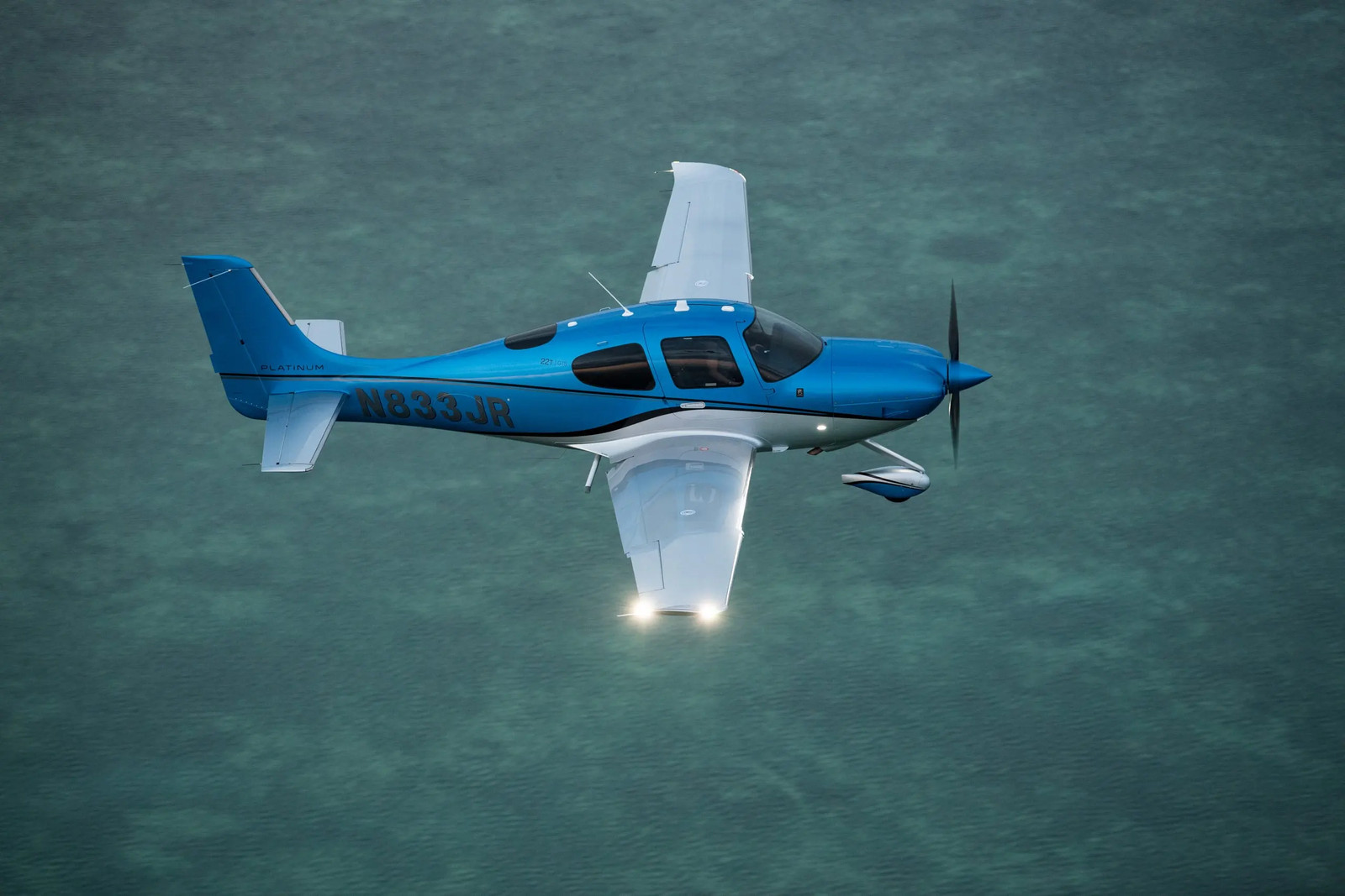 Cirrus SR22 Pilot Survives In-Flight Fire After Deploying Parachute in Brazil