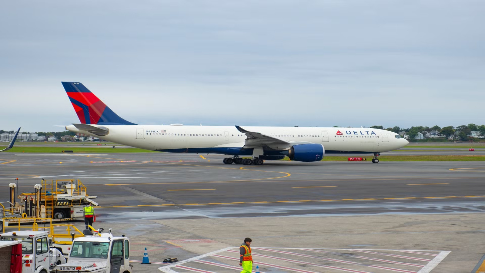 Alaska Airlines Vs. Delta: Who's Winning The Seattle Long-Haul Battle Right Now?