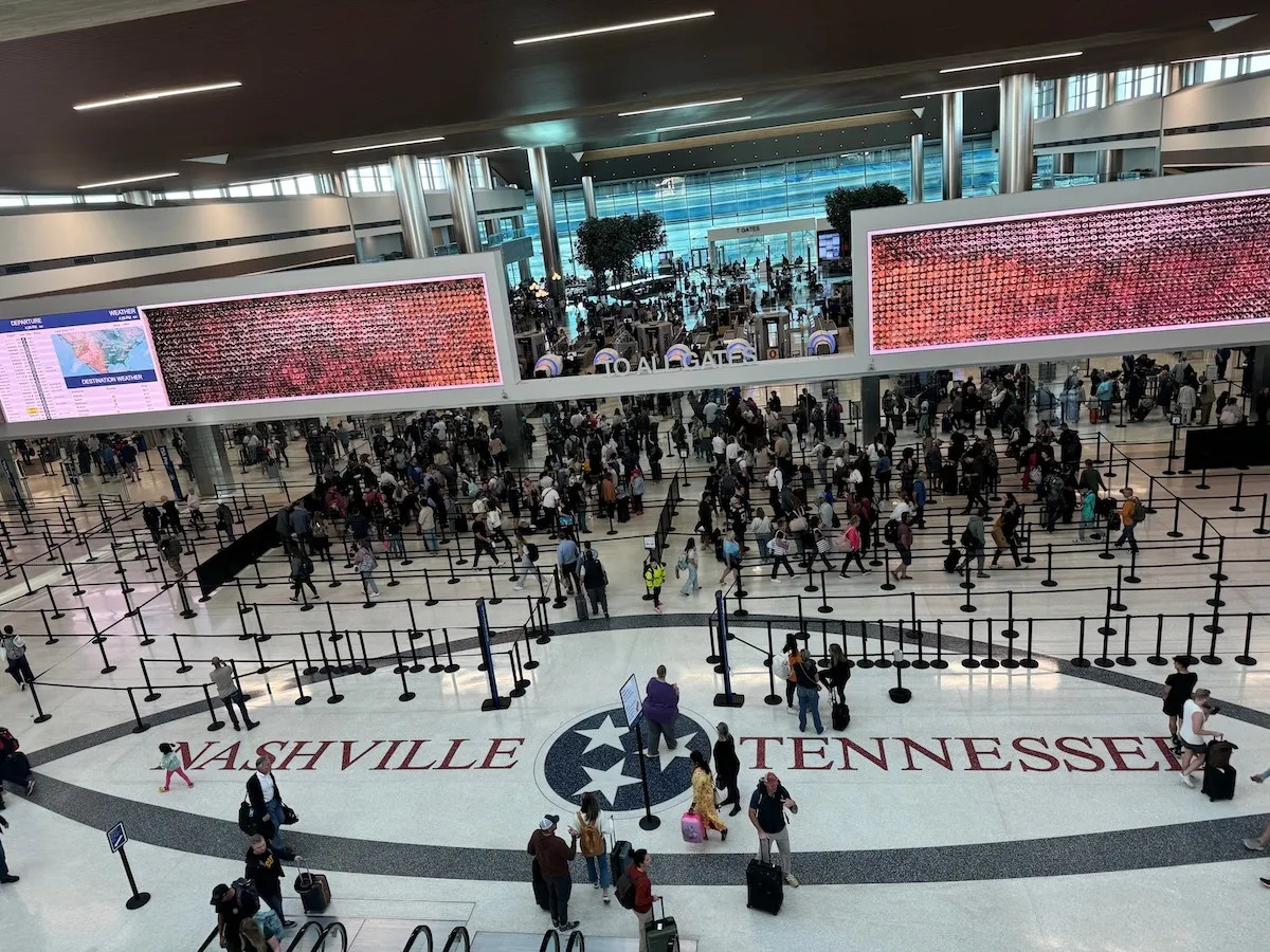 Tennessee Governor Backs Renaming Nashville Airport for Dolly Parton