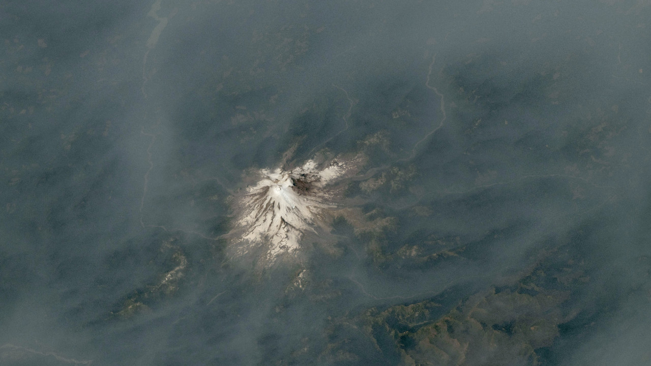 Wildfire smoke blankets volcanoes across the Pacific Northwest | Space photo of the day for Aug. 17, 2026