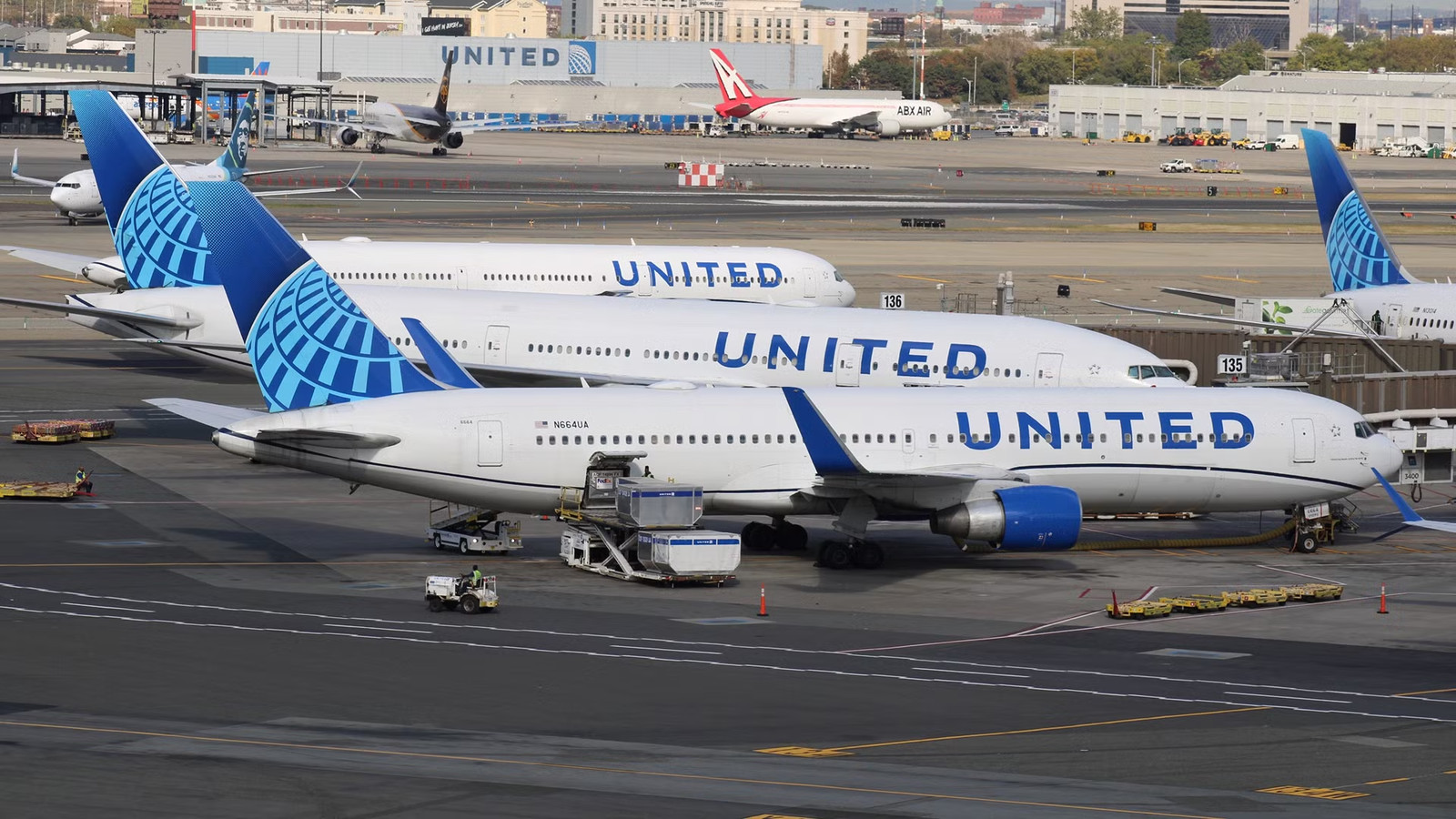 “Easy Access”: United Airlines Testing Mobile App Food Delivery-To-Gate At Newark Liberty