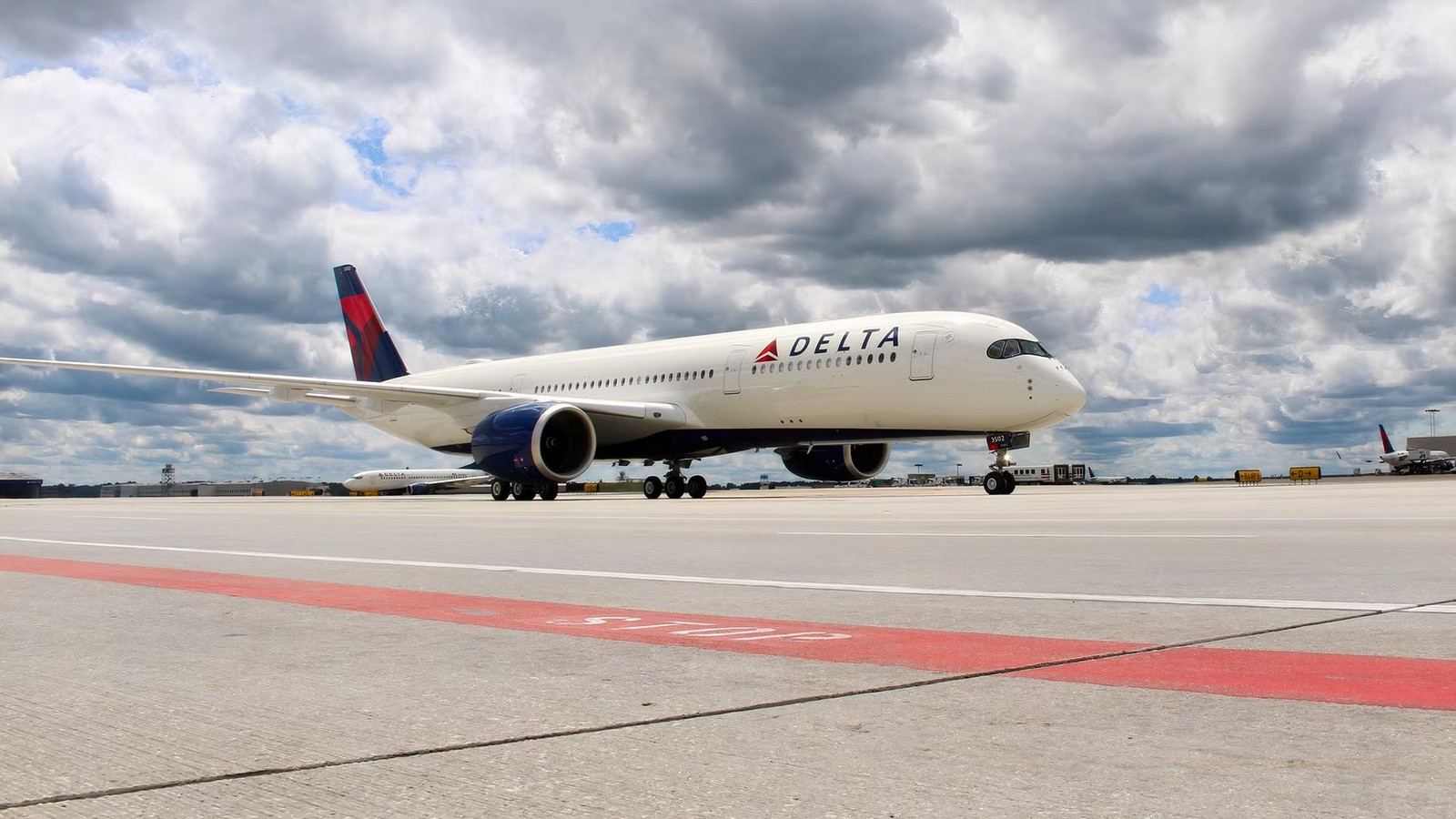 Why In The World Does Delta Air Lines Fly The Airbus A350 & Not The Boeing 787?