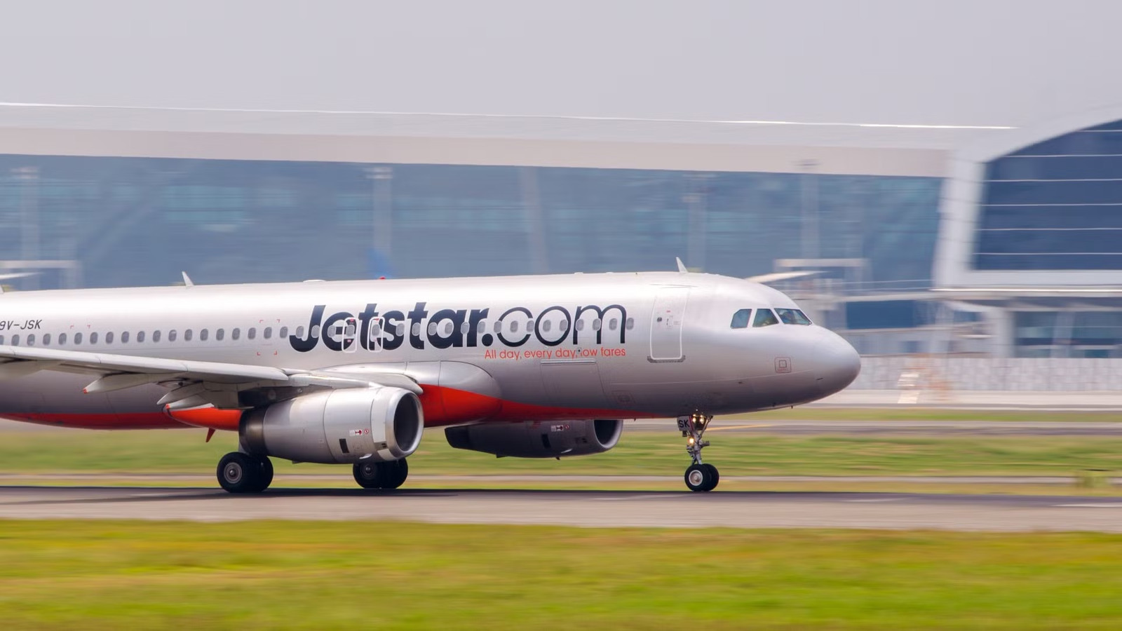 Jetstar & Qantas Ban Influencer Over Pre-Flight Life Jacket Inflation Stunt