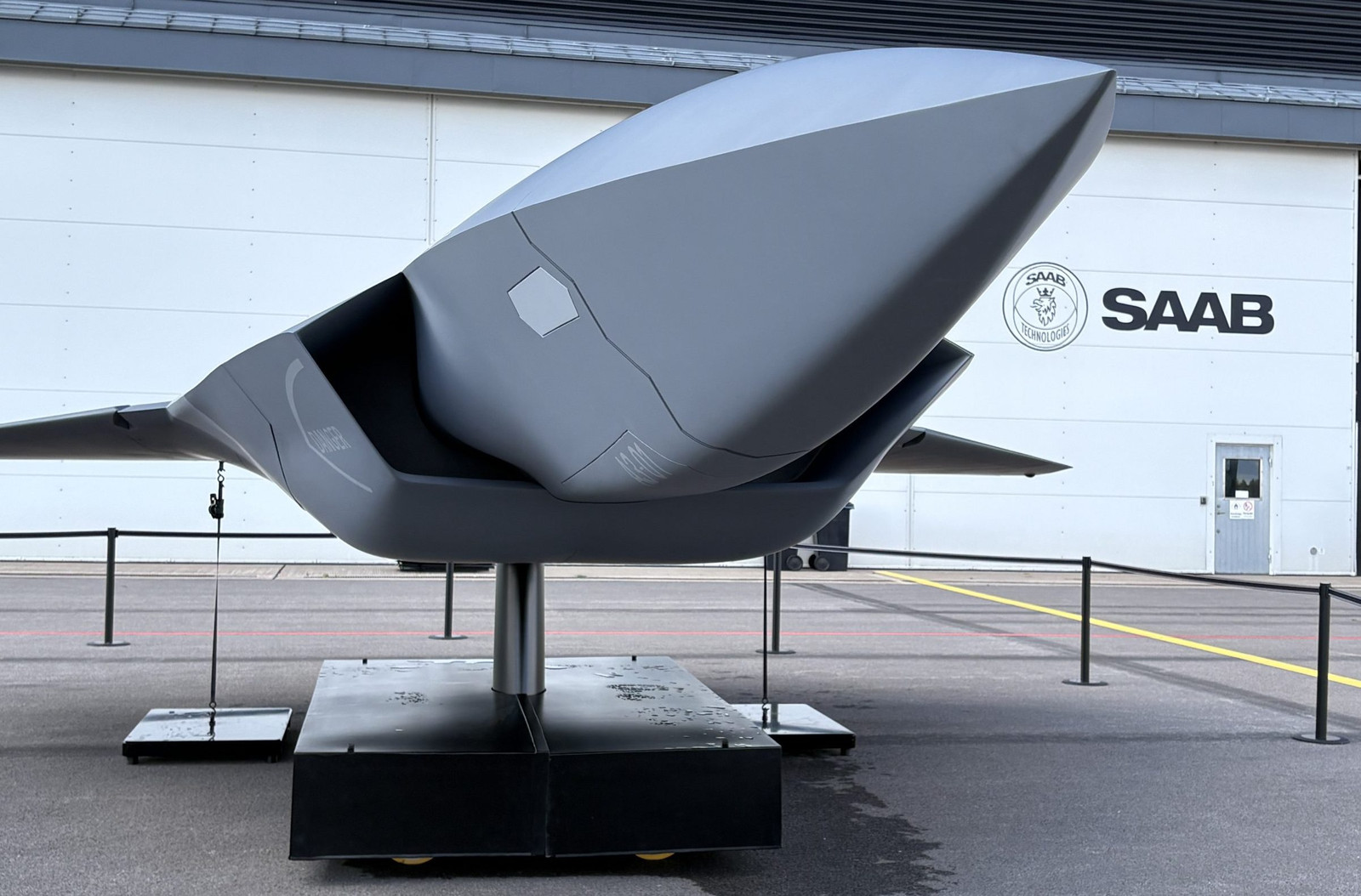 Saab takes wraps off new ‘loyal wingman’ concept