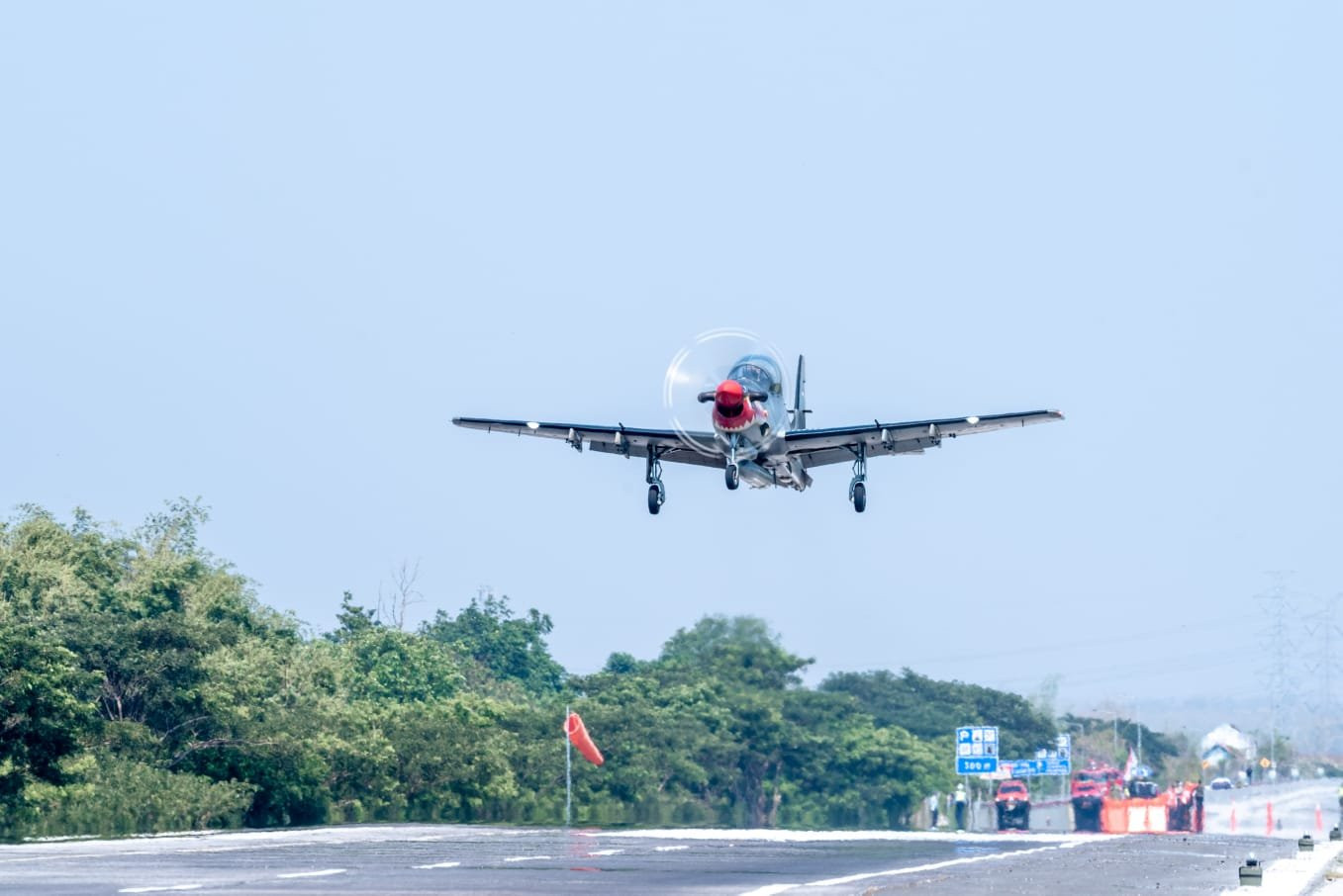 Indonesian F-16s, Super Tucanos practice on civilian road