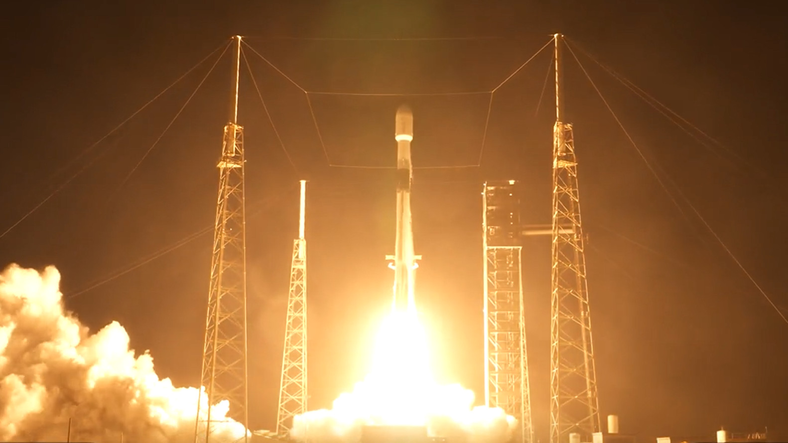 SpaceX launches its 'Starfall' return capsule for 2nd time ever (video)