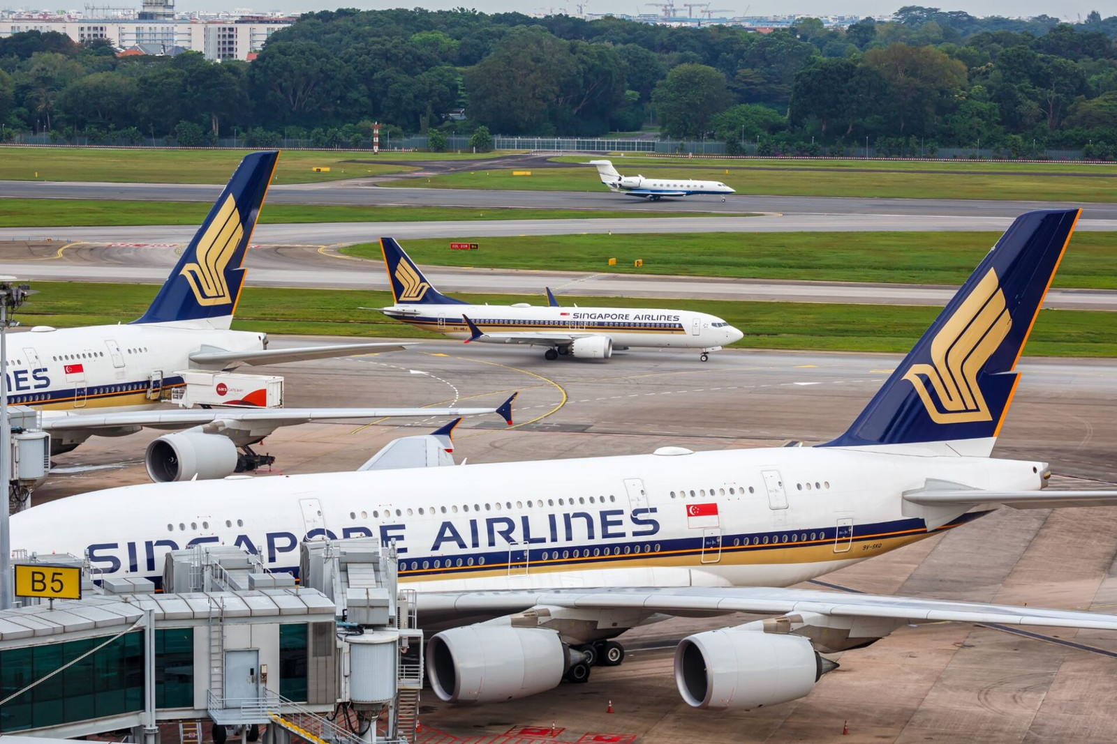 SIA Group posts S$76 million net loss as fuel costs surge on record revenue