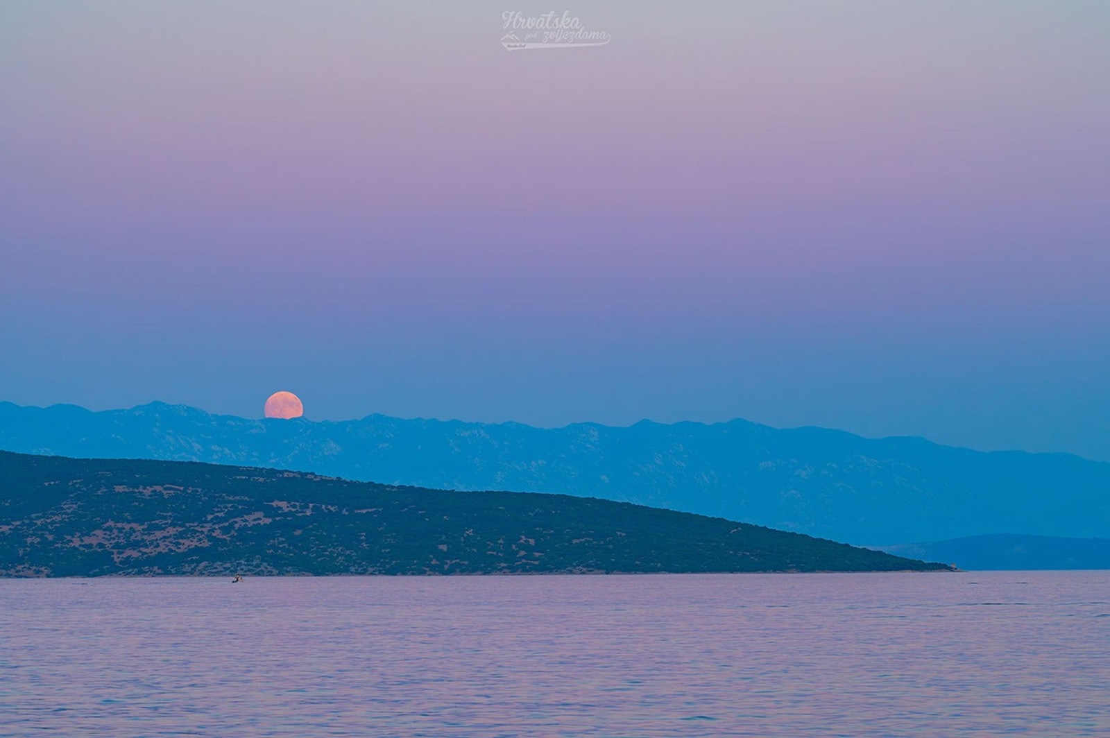 APOD: 2026 August 1 – Buck Moon and Belt of Venus
