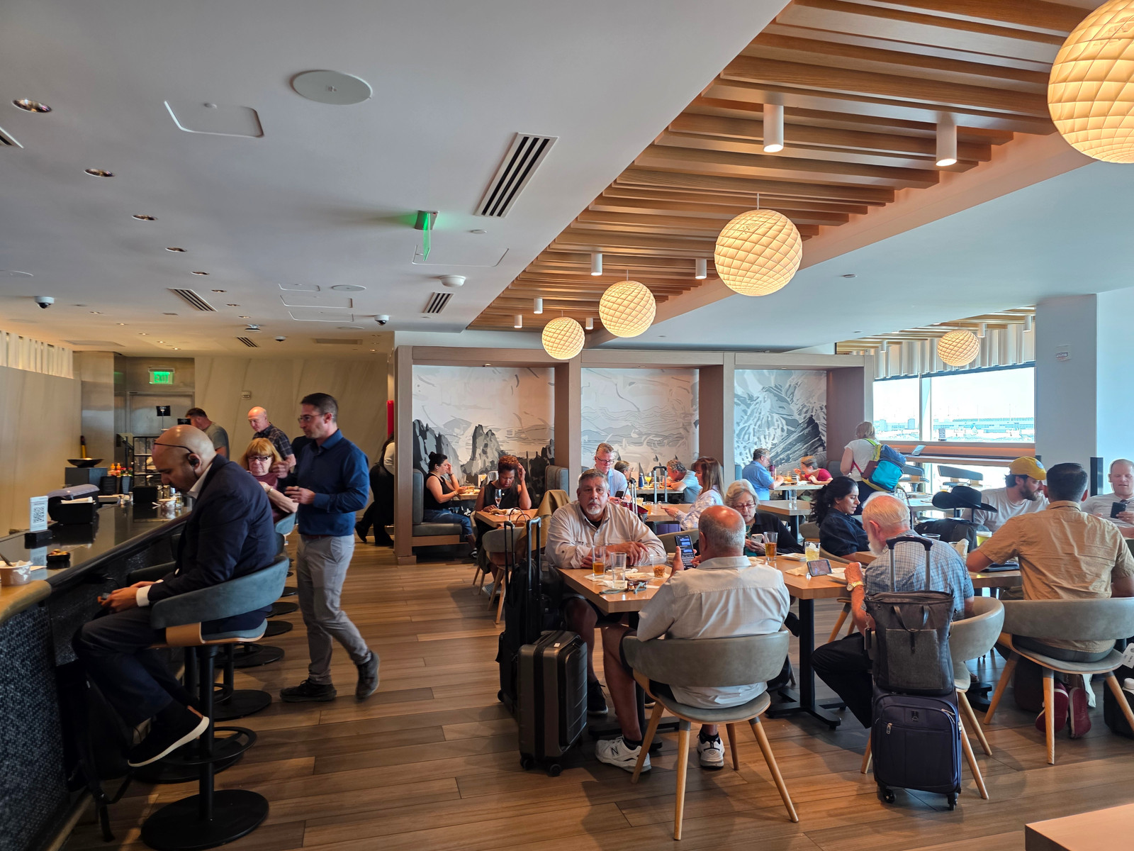 American Airlines Raises Admirals Club Membership As High As $1,400 — Pushing Flyers Toward Citi Card