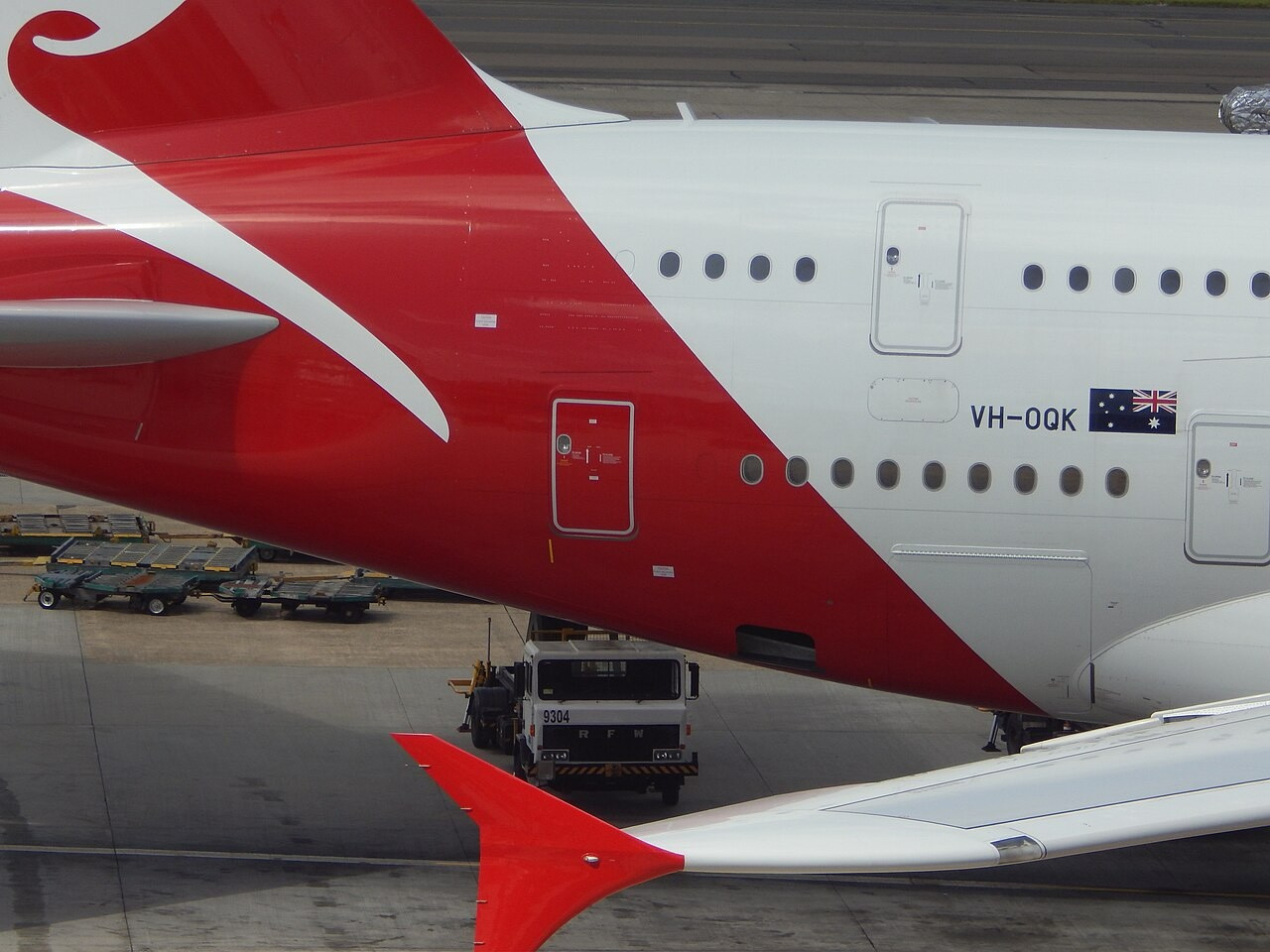 Qantas A380 flew two long-haul sectors with maintenance lamp inadvertently left in wing