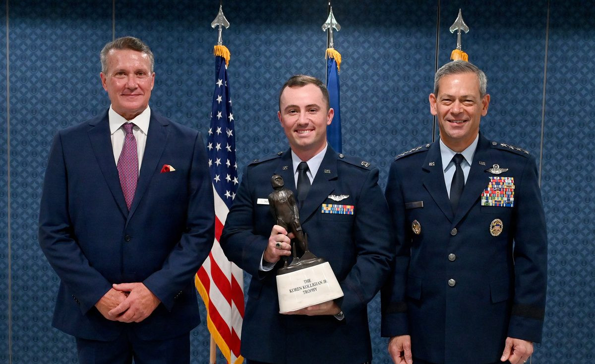 F-22 pilot receives USAF’s highest safety award after belly landing