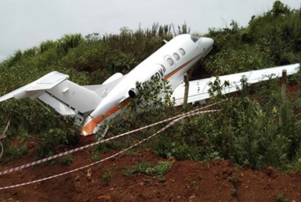 Unqualified passenger probably flying Phenom damaged in Santa Rosa overrun