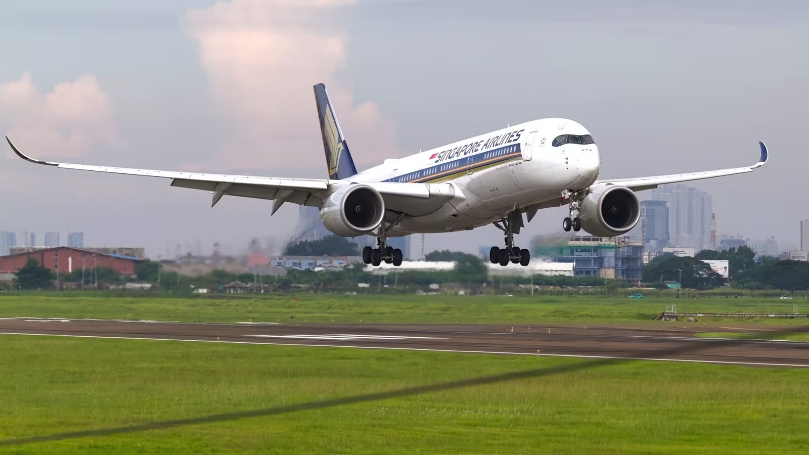 Unruly Passenger Forces Transpacific Turnaround On Singapore Airlines Airbus A350