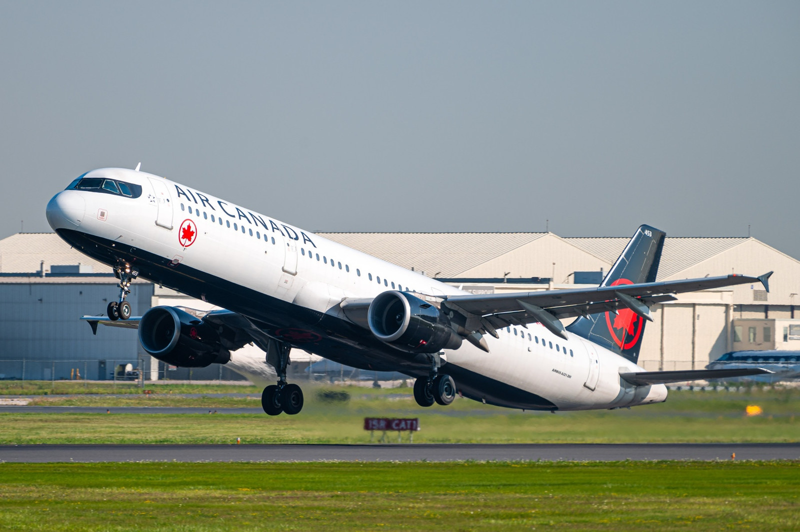 Air Canada cuts outlook as margins fall