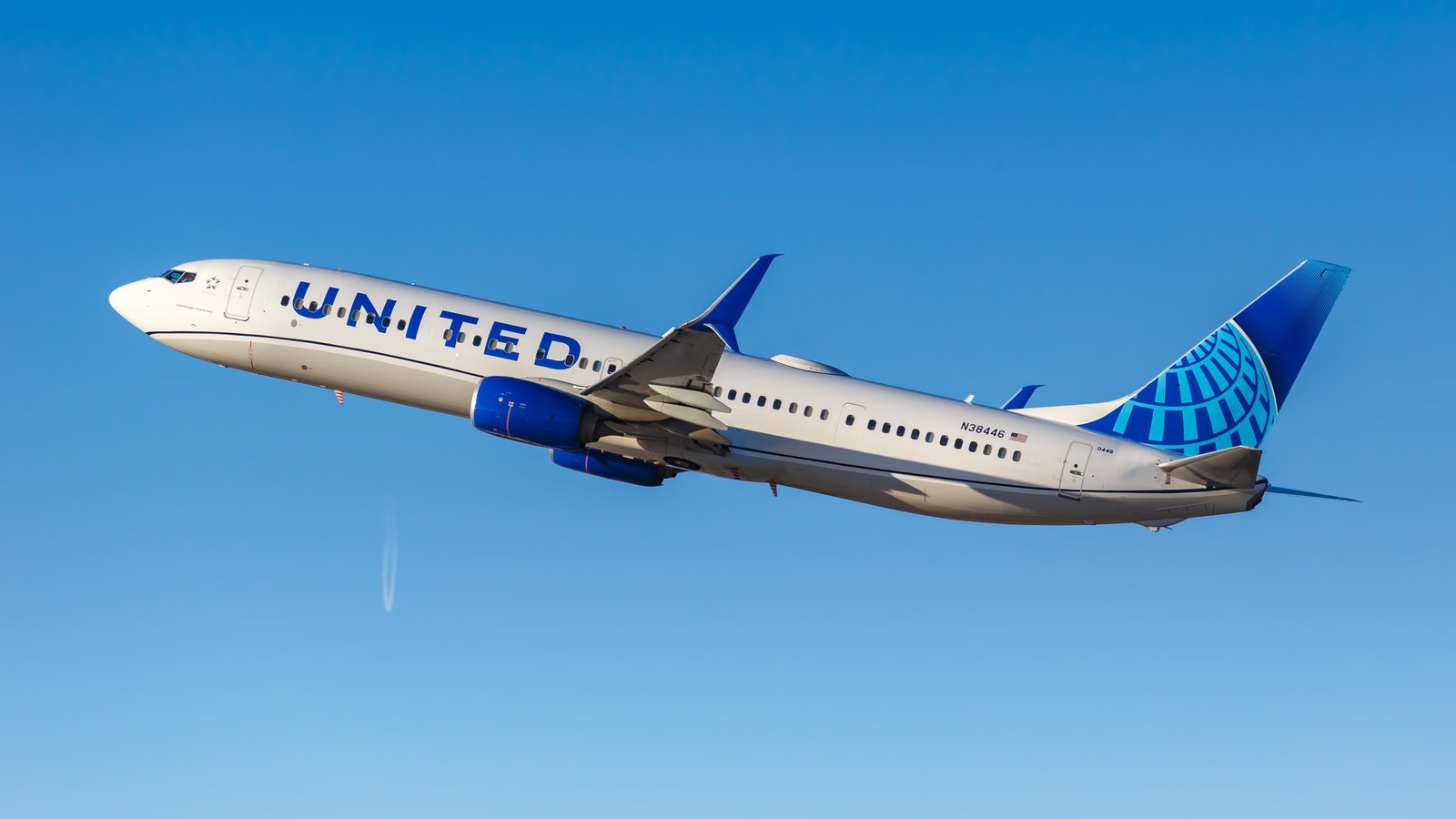 United Airlines Boeing 737-900 Makes Rare Military Base Diversion After Low Fuel Emergency
