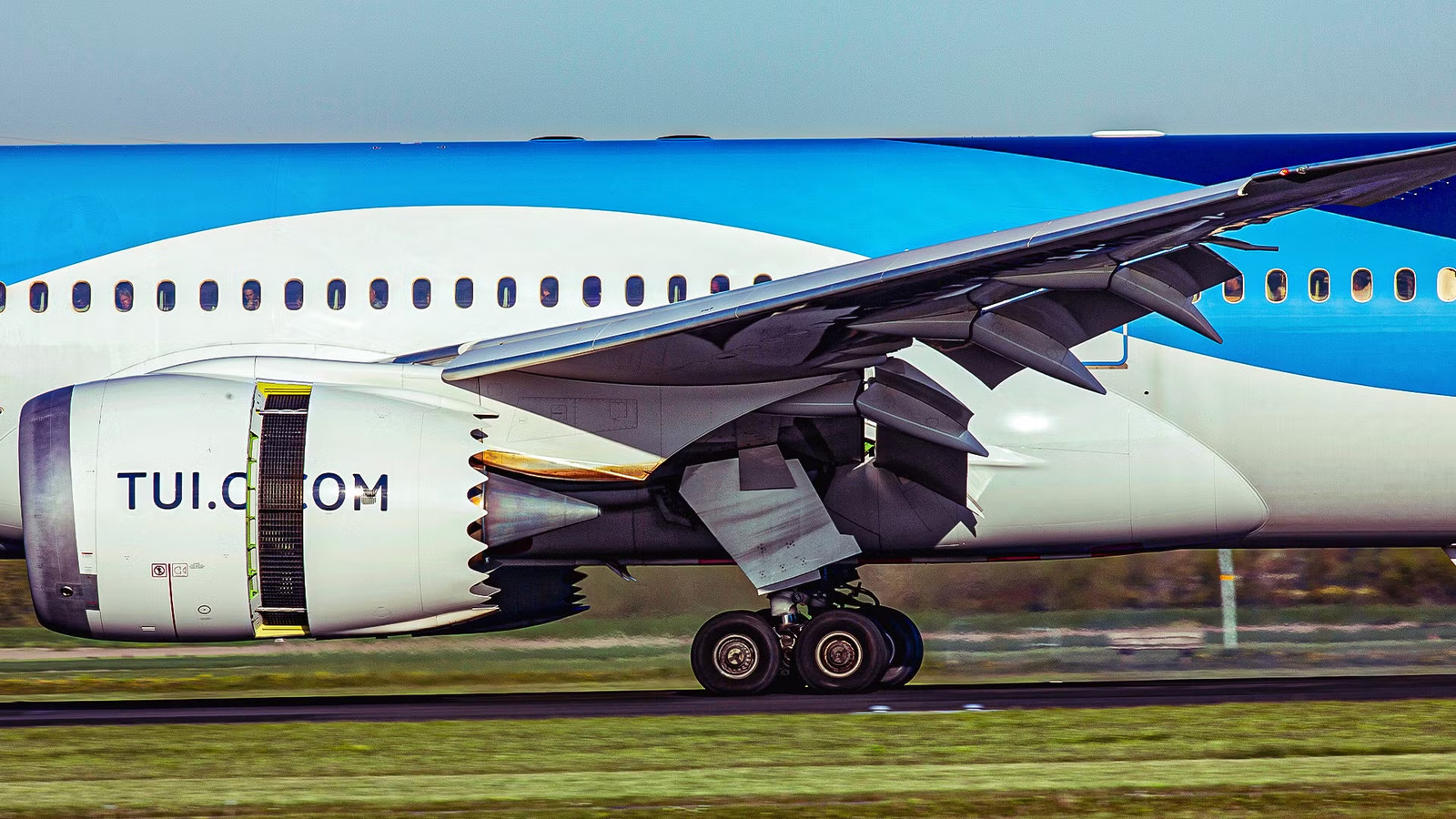The Engineers' Debate: Why The Boeing 787-10 & Airbus A350-900 Have 5 Key Landing Gear Differences